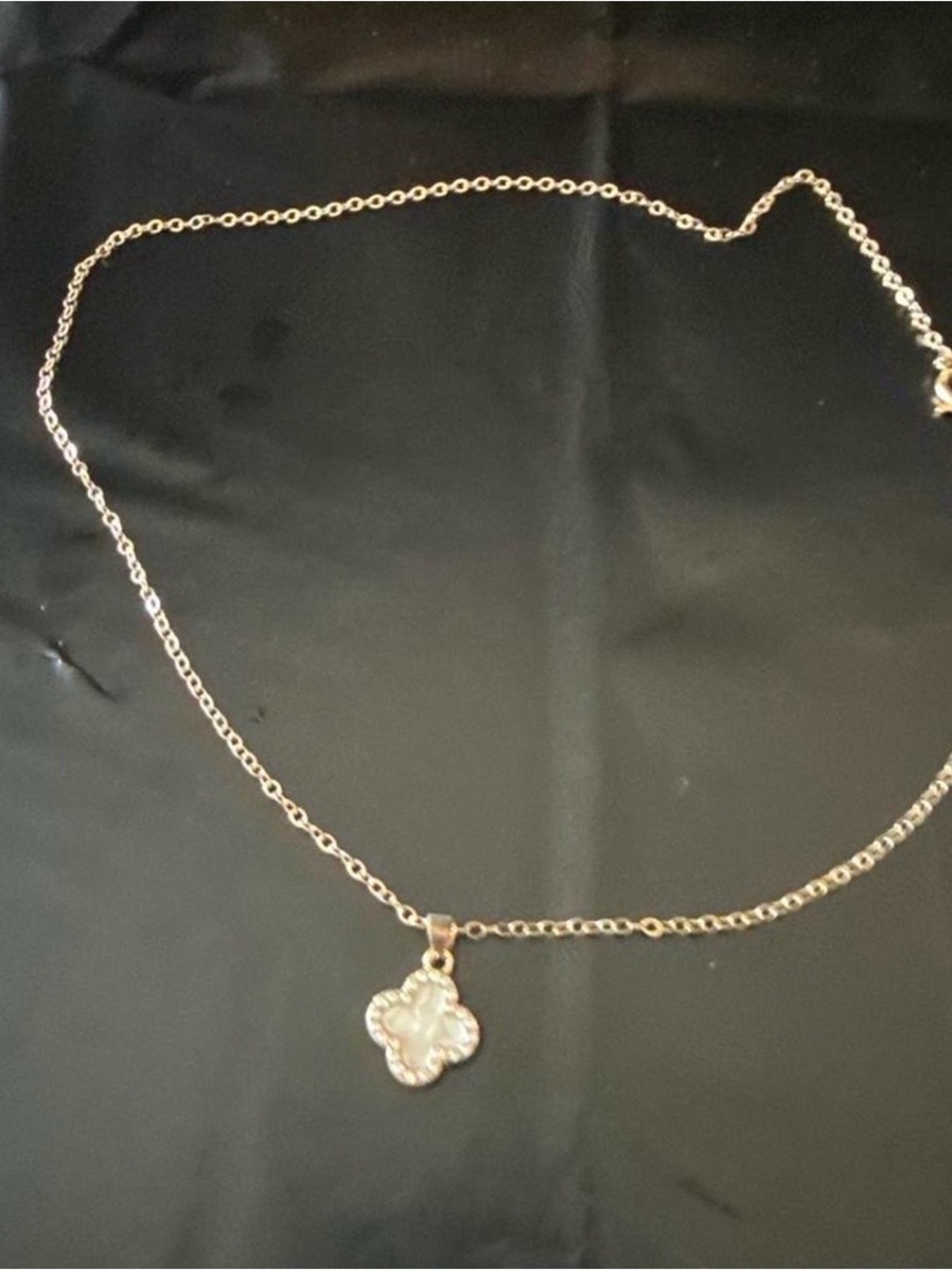 Delicate Four-Leaf Pendant Necklace in Gold with Mother-of-Pearl